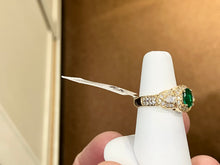 Laden Sie das Bild in den Galerie-Viewer, Emerald And Diamond Gold Ring