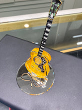 Laden Sie das Bild in den Galerie-Viewer, Acoustic Guitar Glass Figurine