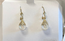 Laden Sie das Bild in den Galerie-Viewer, 14 K Gold Snow Globe Dangle Earrings