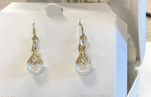 Cargar imagen en el visor de la galería, 14 K Gold Snow Globe Dangle Earrings