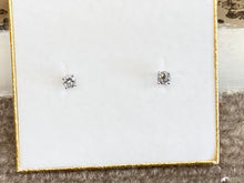Cargar imagen en el visor de la galería, Half Carat Diamond Stud Earrings White Gold