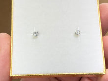 Charger l&#39;image dans la galerie, Natural Diamond White Gold 0.33 Carat Stud Earrings
