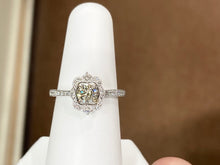 Charger l&#39;image dans la galerie, Diamond Halo Engagement Ring 14 K White Gold 0.64 Carats