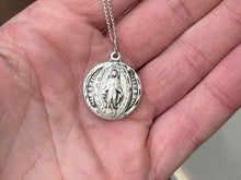 Cargar imagen en el visor de la galería, Miraculous Round Silver Pendant With Chain