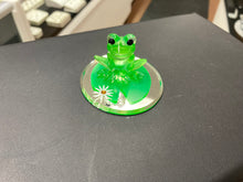 Laden Sie das Bild in den Galerie-Viewer, Frog On Lily Pad Glass Figurine