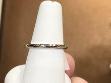 Laden Sie das Bild in den Galerie-Viewer, White Gold 2 Millimeter Wide Wedding Ring