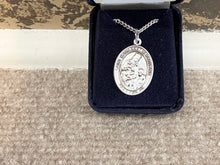 Laden Sie das Bild in den Galerie-Viewer, Saint Margaret Of Scotland Silver Pendant With Chain