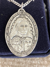 Cargar imagen en el visor de la galería, Saint Therese Oval Silver Pendant With Chain