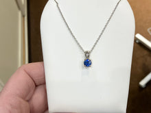 Laden Sie das Bild in den Galerie-Viewer, Natural Blue Sapphire White Gold Pendant