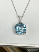 Laden Sie das Bild in den Galerie-Viewer, Blue Topaz And Diamond White Gold Pendant