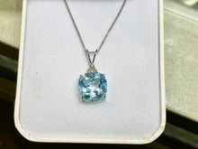 Laden Sie das Bild in den Galerie-Viewer, Blue Topaz And Diamond White Gold Pendant