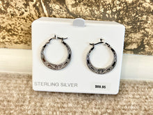 Cargar imagen en el visor de la galería, Sterling Silver Engraved Hoop Earrings