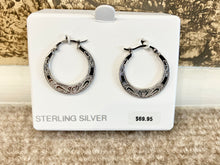 Cargar imagen en el visor de la galería, Sterling Silver Engraved Hoop Earrings