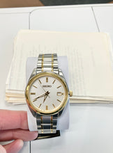 Load image into Gallery viewer, Men&#39;s Seiko Gold And Silver Stainless Steel Watch