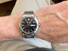 Laden Sie das Bild in den Galerie-Viewer, Seiko Essentials Collection Stainless Steel Watch Black Dial