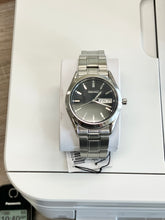 Laden Sie das Bild in den Galerie-Viewer, Seiko Essentials Collection Stainless Steel Watch Black Dial