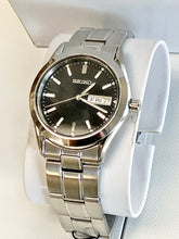 Laden Sie das Bild in den Galerie-Viewer, Seiko Essentials Collection Stainless Steel Watch Black Dial