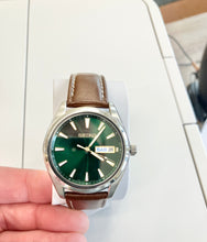 Load image into Gallery viewer, Seiko Leather Strap Watch Green Dial With Day/Date Calendar