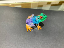 Laden Sie das Bild in den Galerie-Viewer, Frog Glass Figurine