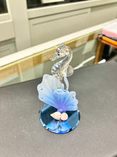 Laden Sie das Bild in den Galerie-Viewer, Seahorse Glass Figurine With Swarovski Elements