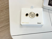 Charger l&#39;image dans la galerie, Oval Cabachon Onyx 14 K Yellow Gold Stud Earrings