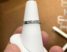 Cargar imagen en el visor de la galería, Channel Set Diamond Wedding Ring 0.25 Carats