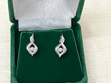 Cargar imagen en el visor de la galería, Silver Shimmer Diamond Earrings