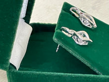 Cargar imagen en el visor de la galería, Silver Shimmer Diamond Earrings