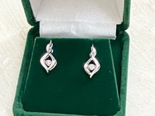 Cargar imagen en el visor de la galería, Silver Shimmer Diamond Earrings