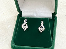 Cargar imagen en el visor de la galería, Silver Shimmer Diamond Earrings