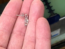 Cargar imagen en el visor de la galería, Silver Shimmer Diamond Earrings