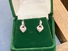 Cargar imagen en el visor de la galería, Silver Shimmer Diamond Earrings