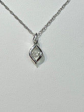 Cargar imagen en el visor de la galería, Silver Shimmer Diamond Pendant