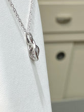 Cargar imagen en el visor de la galería, Silver Shimmer Diamond Pendant