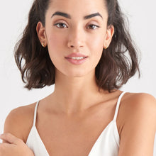 Laden Sie das Bild in den Galerie-Viewer, Luxe Huggie Hoop Earring
