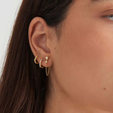 Cargar imagen en el visor de la galería, Gold Plated Huggie Hoop Earrings