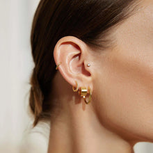 Laden Sie das Bild in den Galerie-Viewer, Gold Tube Medium Hoop Earrings