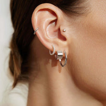 Laden Sie das Bild in den Galerie-Viewer, Silver Tube Medium Hoop Earrings