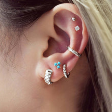 Laden Sie das Bild in den Galerie-Viewer, Silver Texture Small Huggie Hoop Earrings