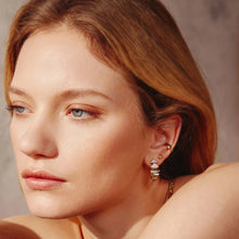 Laden Sie das Bild in den Galerie-Viewer, Gold Pyramid Glam Stud Earrings