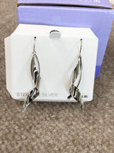 Cargar imagen en el visor de la galería, Silver Wire Leaf Dangle Earrings