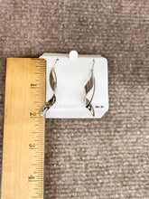 Cargar imagen en el visor de la galería, Silver Wire Leaf Dangle Earrings