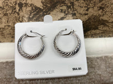 Cargar imagen en el visor de la galería, Swirled Shell Silver Hoop Earrings