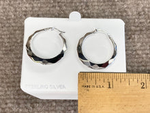 Cargar imagen en el visor de la galería, Silver Facet Cut Silver Hoop Earrings