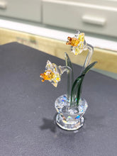 Laden Sie das Bild in den Galerie-Viewer, Daffodils Crystal Figurine