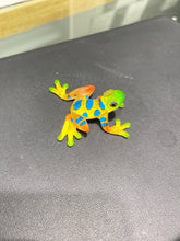 Laden Sie das Bild in den Galerie-Viewer, Small Rain Forest Frog Glass Figurine