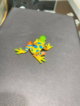 Charger l&#39;image dans la galerie, Small Rain Forest Frog Glass Figurine