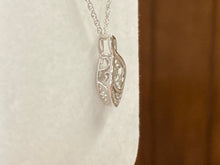 Cargar imagen en el visor de la galería, Shimmer Diamond Silver Pendant