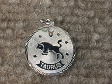 Charger l&#39;image dans la galerie, Taurus Silver Charm