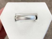 Cargar imagen en el visor de la galería, Silver Men&#39; Brushed Finish Wedding Ring